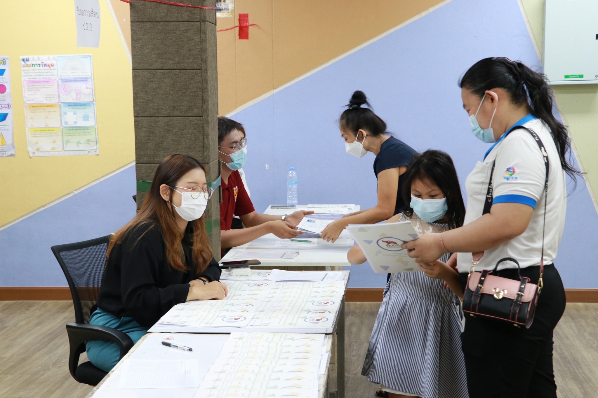 แจกเอกสารผลการเรียนให้กับนักเรียนระดับชั้นประถมศึกษาปีที่ 1-6