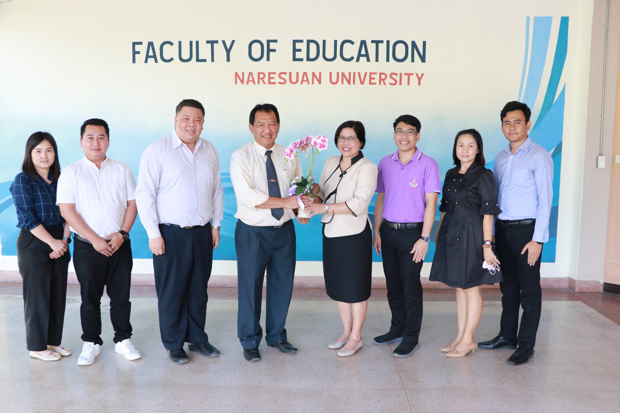 ผู้อำนวยการโรงเรียน และรองผู้อำนวยการโรงเรียน พร้อมด้วยตัวแทนบุคลากร มอบดอกไม้แสดงความยินดีแด่ รองศาสตราจารย์ ดร.ปกรณ์ ประจันบาน คณบดีคณะศึกษาศาสตร์