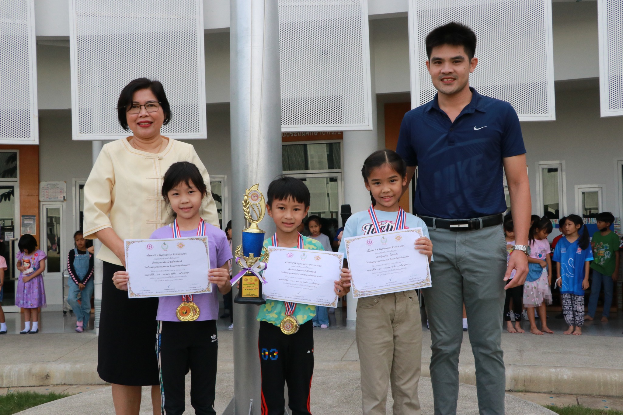 ผู้อำนวยการโรงเรียนมอบเกียรติบัตร ถ้วยรางวัล และร่วมแสดงความยินดีให้กับนักเรียนที่ได้รับรางวัลจากการการแข่งขันกีฬายิมนาสติก