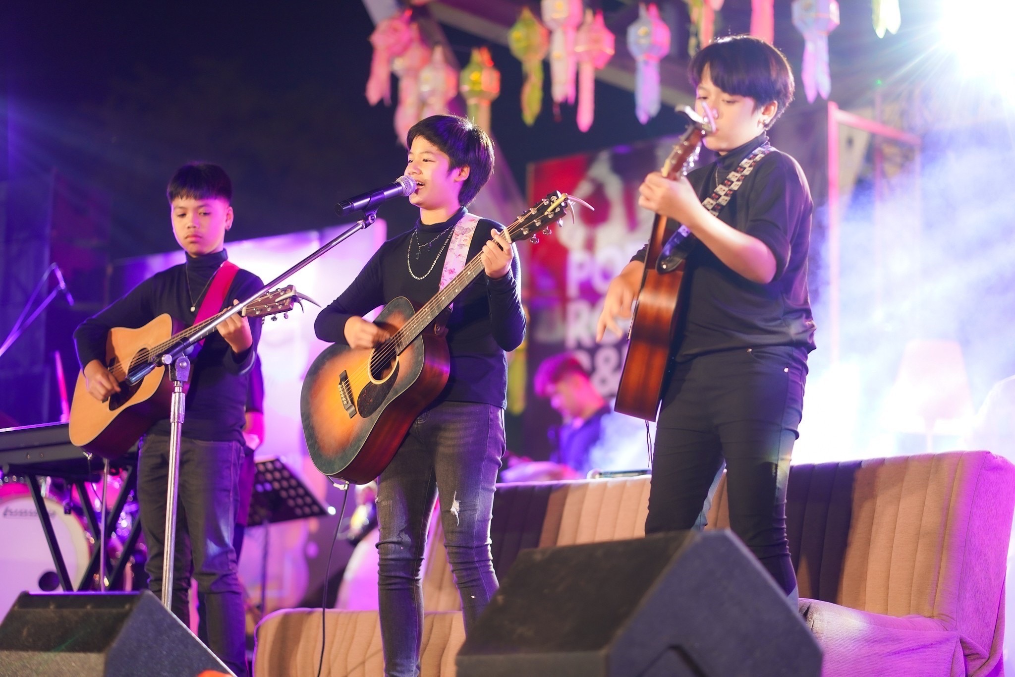 นักเรียนชั้น ป.6 เข้าร่วมแสดงดนตรีในกิจกรรมเล่นวงวันลอยกระทง ณ เวทีสวนกลางเมือง จัดโดย I CAN PLAY STUDIO