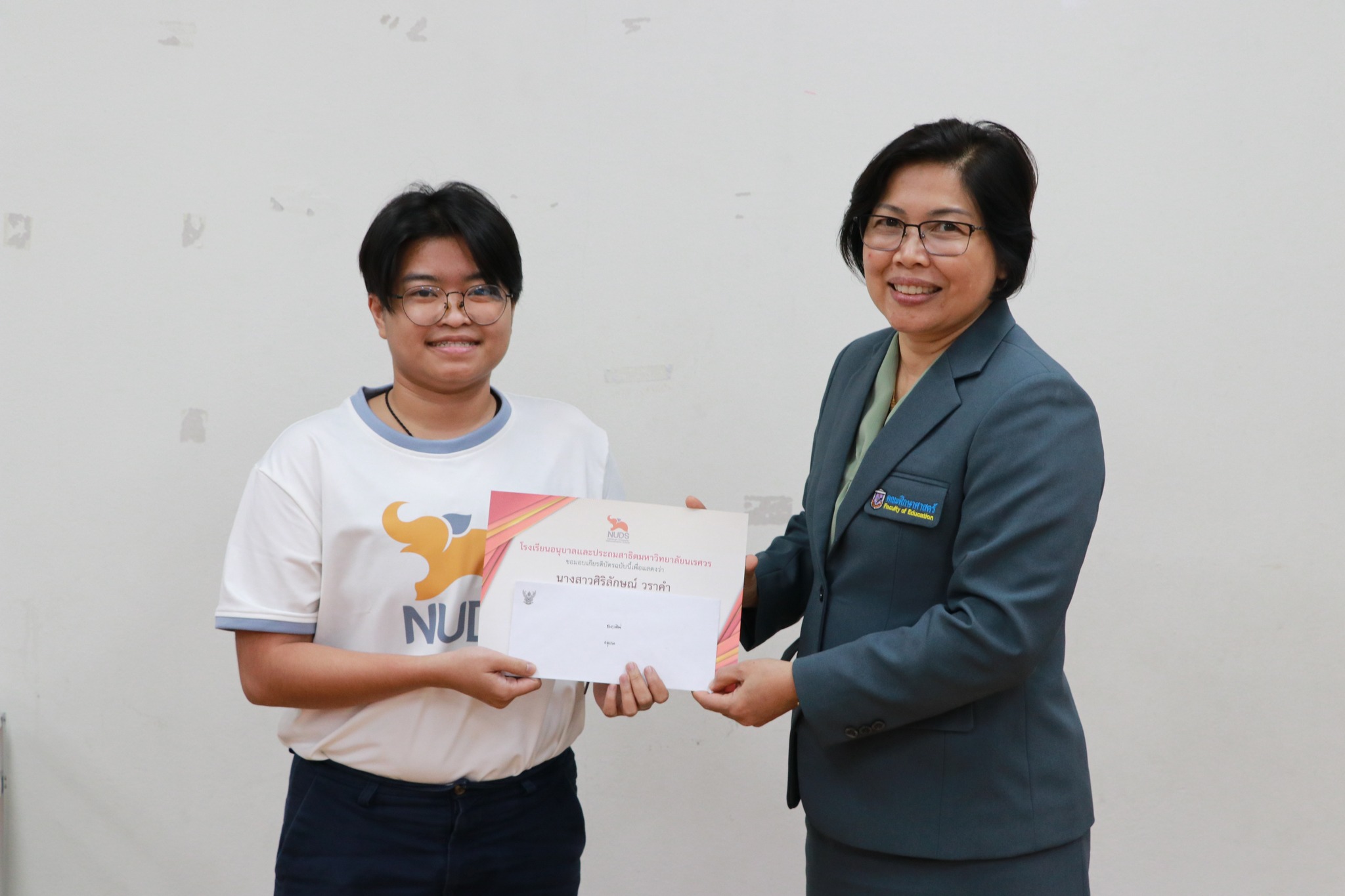 ผู้อำนวยการโรงเรียนพร้อมด้วยรองผู้อำนวยการโรงเรียน มอบเกียรติบัตรรางวัลผลงาน ครูสร้างสรรค์สื่อและนวัตกรรม ให้กับครูระดับชั้นอนุบาลและประถมศึกษา