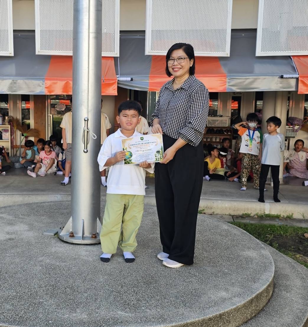 มอบเกียรติบัตรและเหรียญรางวัลจากการเข้าร่วมการแข่งขันต่าง ๆ จำนวน 3 รายการ